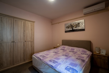 Apartman 1 – spavaća soba s bračnim krevetom i ormarom