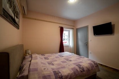 Apartman 1 – spavaća soba s TV-om i klima-uređajem