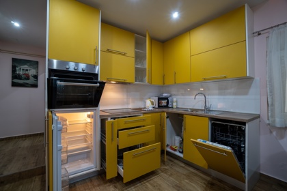 Apartman 1 – opremljena kuhinja s hladnjakom i perilicom posuđa
