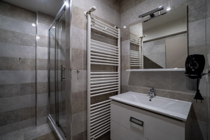 Apartman 1 – kupaonica s tuš-kabinom