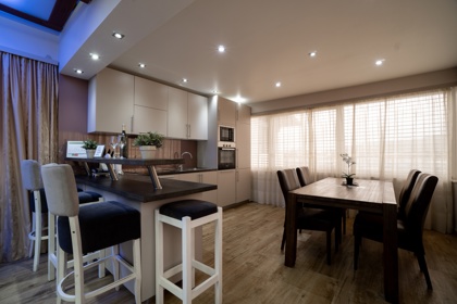 Apartman 2 – kuhinja sa šankom i blagovaonski stol