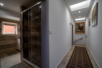 Apartman 2 – kupaonica s tuš-kabinom i hodnik