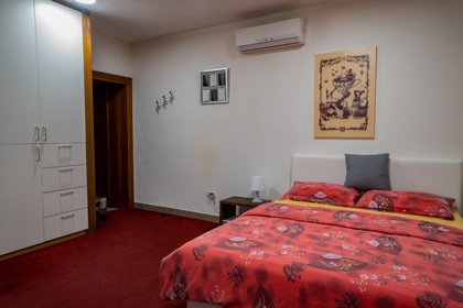 Apartman 5 – bračni krevet i ormar