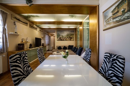 Apartman 7 – dnevni boravak s dugim blagovaonskim stolom