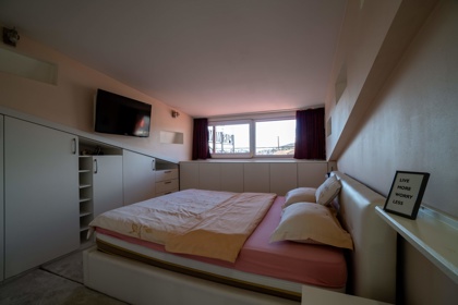 Apartman 7 – spavaća soba s bračnim krevetom i TV-om