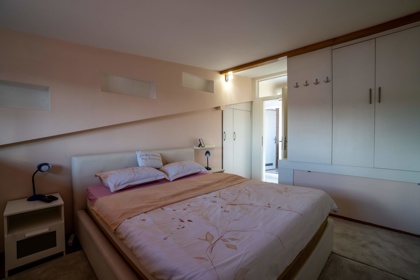 Apartman 7 – spavaća soba s ugradbenim ormarima