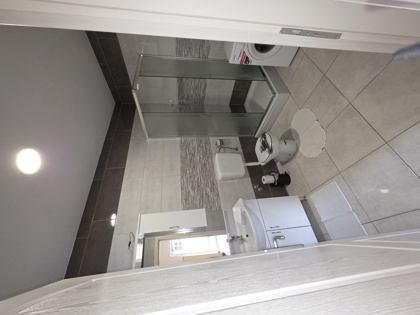 Apartman 9 – kupaonica s tuš-kabinom i perilicom rublja