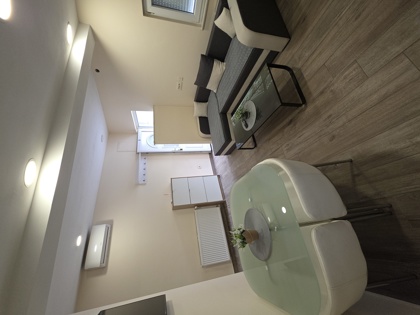 Apartman 9 – okrugli stol i dnevni prostor